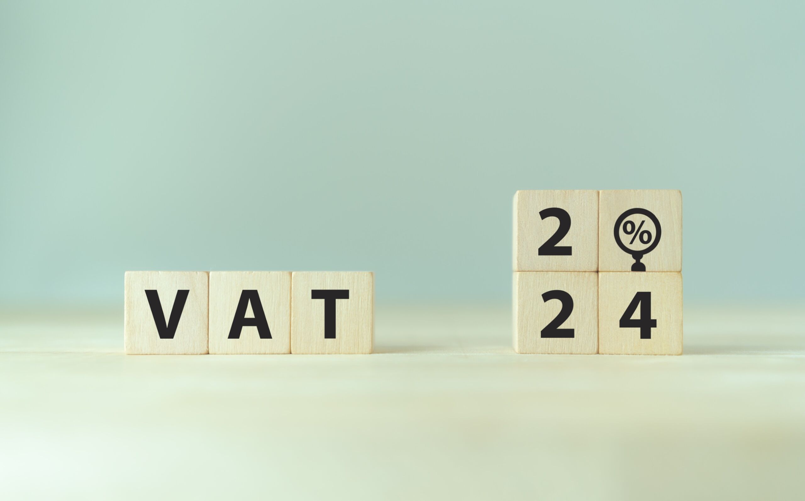 Drewniane klocki z literami układającymi się w VAT 2024