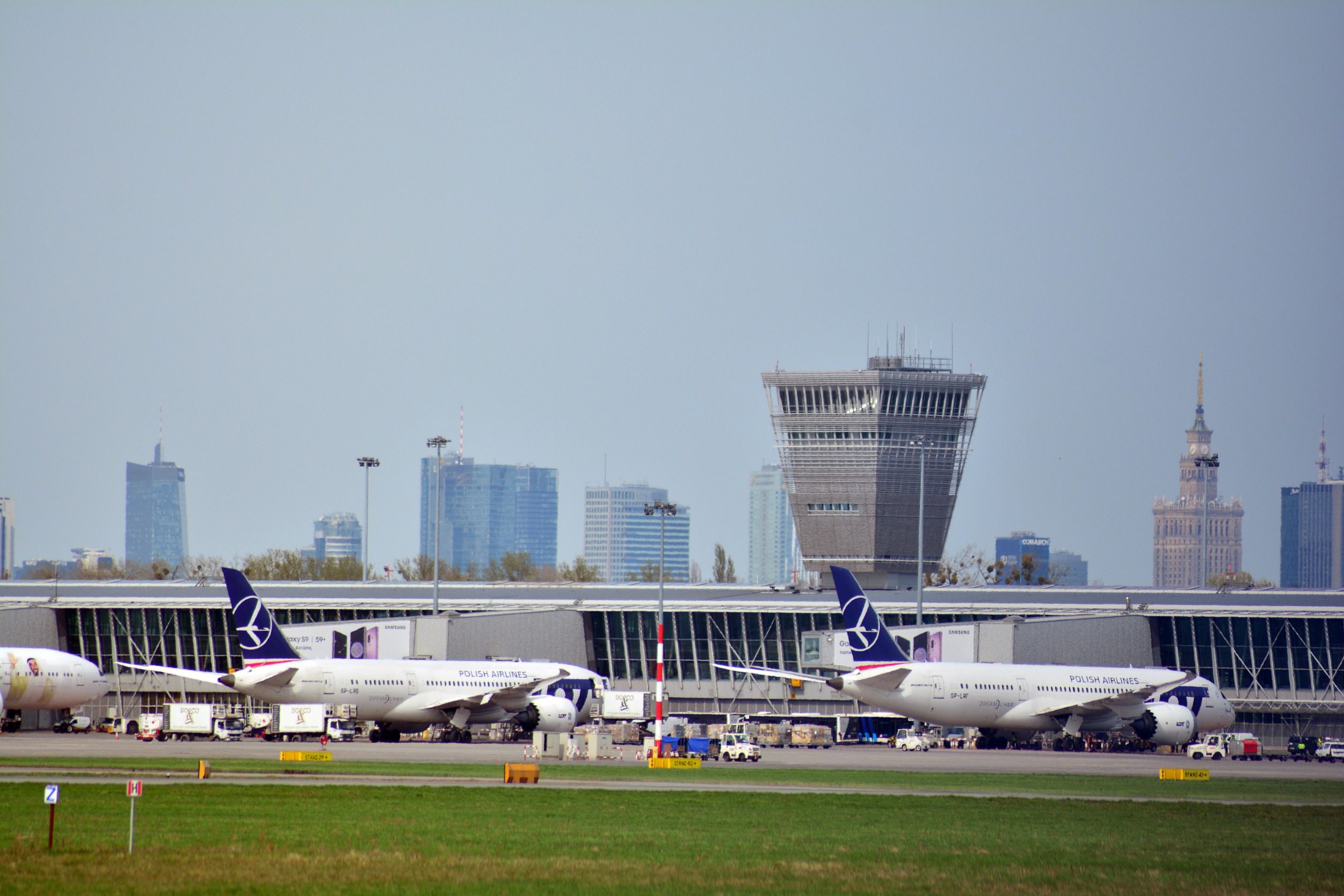 samoloty Boeing w barwach LOT na lotnisku Chopin w Warszawie