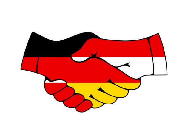 uscisk dloni w kolorach flag polskiej i niemieckiej