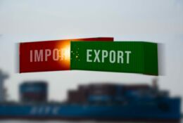 Kontenery z napisami w języku angielskim import i export w tle rozmyty statek kontenerowiec