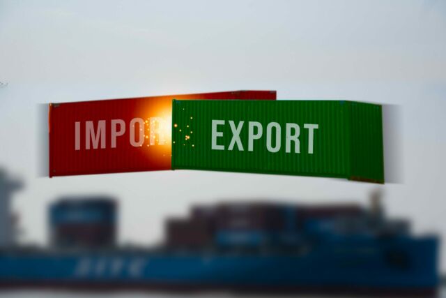 Kontenery z napisami w języku angielskim import i export w tle rozmyty statek kontenerowiec