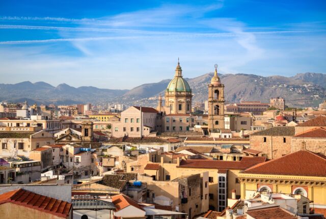 Panorama miasta Palermo na Sycylii z charakterystycznymi wieżami rano
