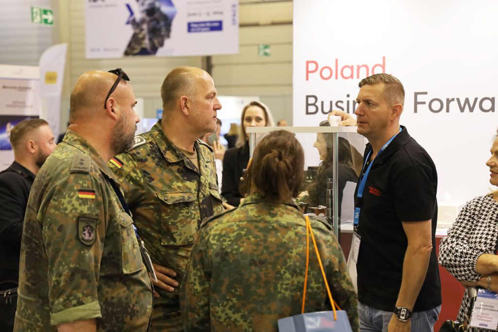 Goście stoiska narodowego podczas spotkań z polskimi firmami na targach ILA Berlin Air Show 2024, fot. POLSA