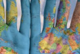 mapa świata przedstawiona na dłoniach