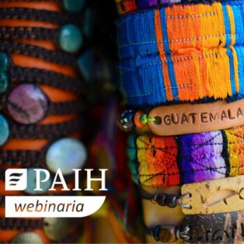 kolorowe materiałowe bransoletki i napis Gwatemala