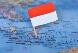 czerwono=biala flaga Indonezji na tle mapy Azji Południowo-Wschodniej