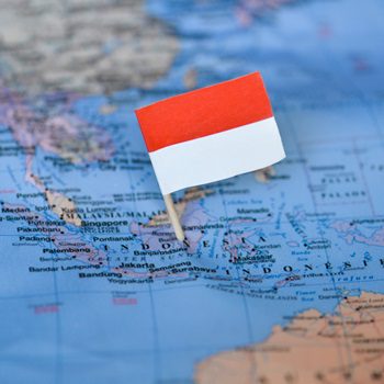 czerwono=biala flaga Indonezji na tle mapy Azji Południowo-Wschodniej