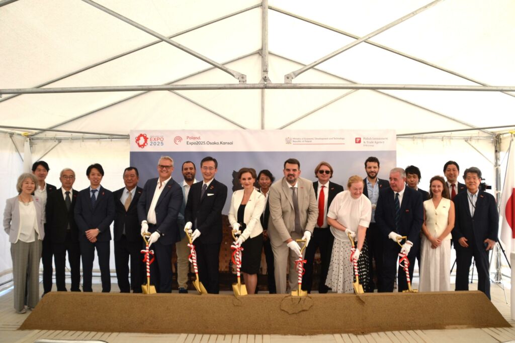 Sześcioro oficjeli na tle grupy innych osób wbija łopaty w ziemię jak symbol inauguracji Pawilonu Polskiego na Expo Osaka 2024, Kansai