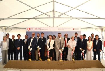 Sześcioro oficjeli na tle grupy innych osób wbija łopaty w ziemię jak symbol inauguracji Pawilonu Polskiego na Expo Osaka 2024, Kansai