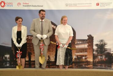 Dwie kobiety i mężczyzna oczekują na moment wbicia łopaty w ziemię jako symbol inauguracji budowy Pawilonu Polskiego na Expo Osaka 2025, Kansai