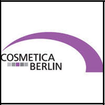 napis na jasnym tle Cosmetica Berlin z daszkiem w formie tęczy