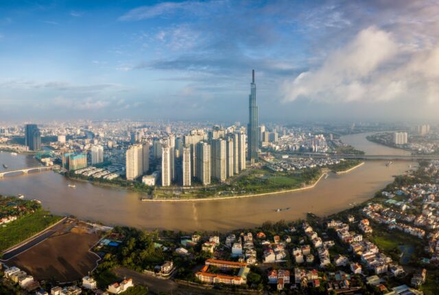 Widok z lotu ptaka na panoramę miasta Ho Chi Minh i drapacze chmur w centrum biznesowego