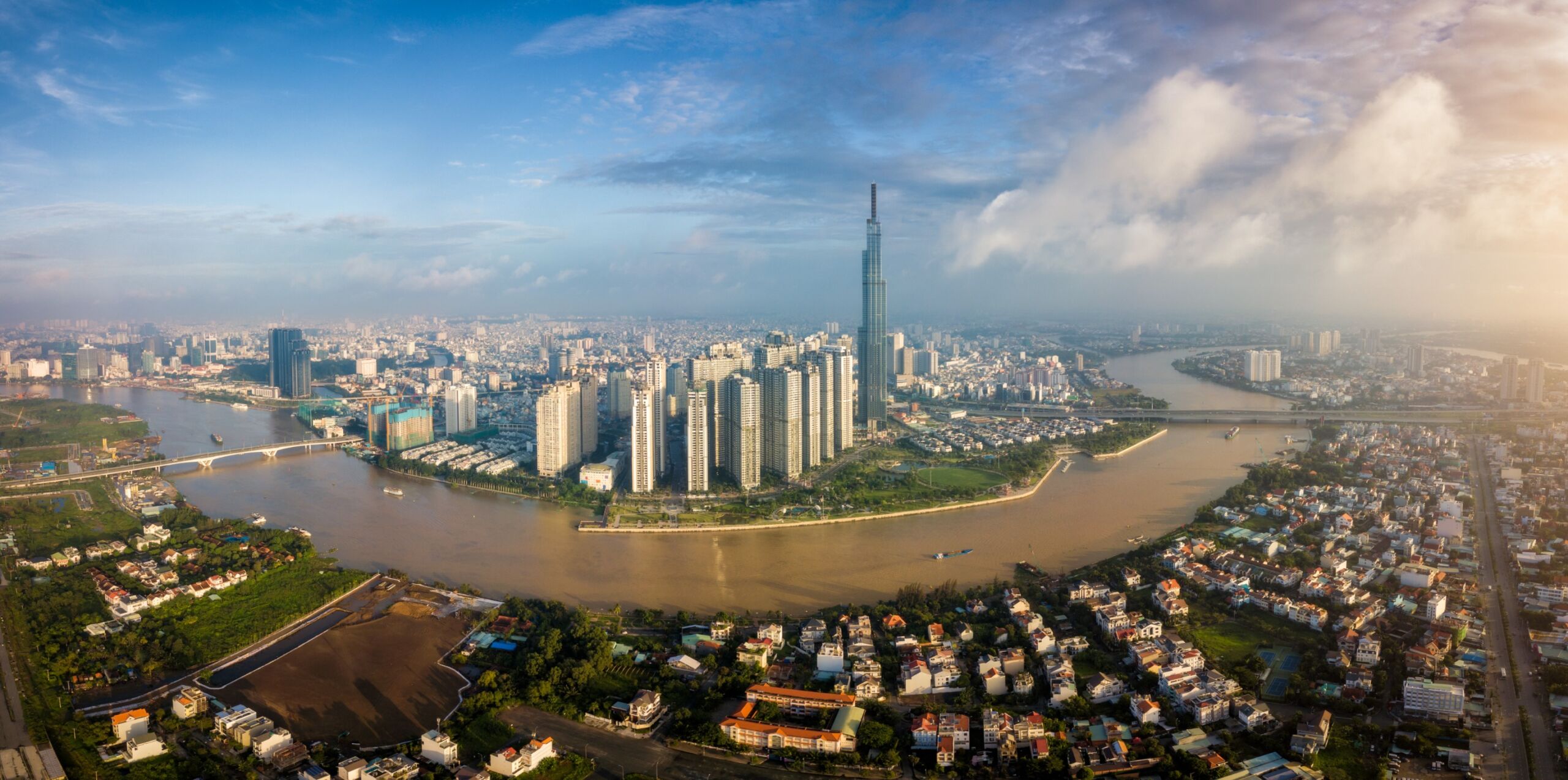 Widok z lotu ptaka na panoramę miasta Ho Chi Minh i drapacze chmur w centrum biznesowego