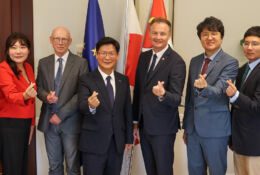 Przedstawiciele delegacji koreańskiej oraz gospodarze z regionu warmińsko-mazurskiego