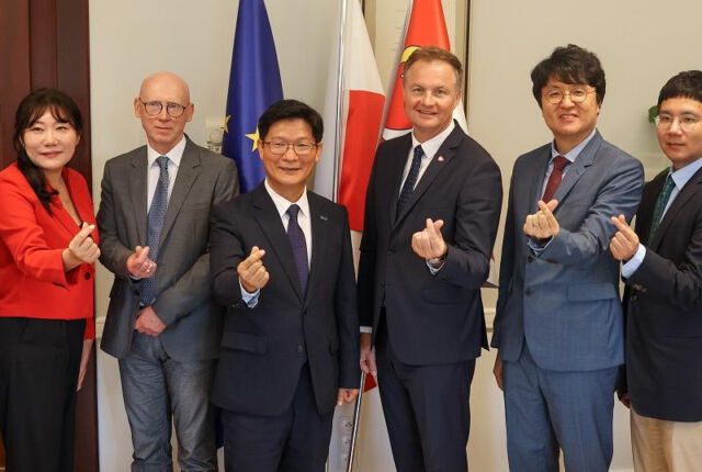 Przedstawiciele delegacji koreańskiej oraz gospodarze z regionu warmińsko-mazurskiego