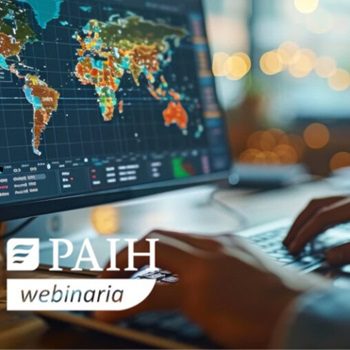 ekran laptopa z mapa świata i napis PAIH webinaria