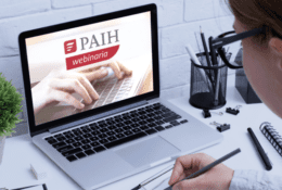 laptop z logo PAIH na monitorze