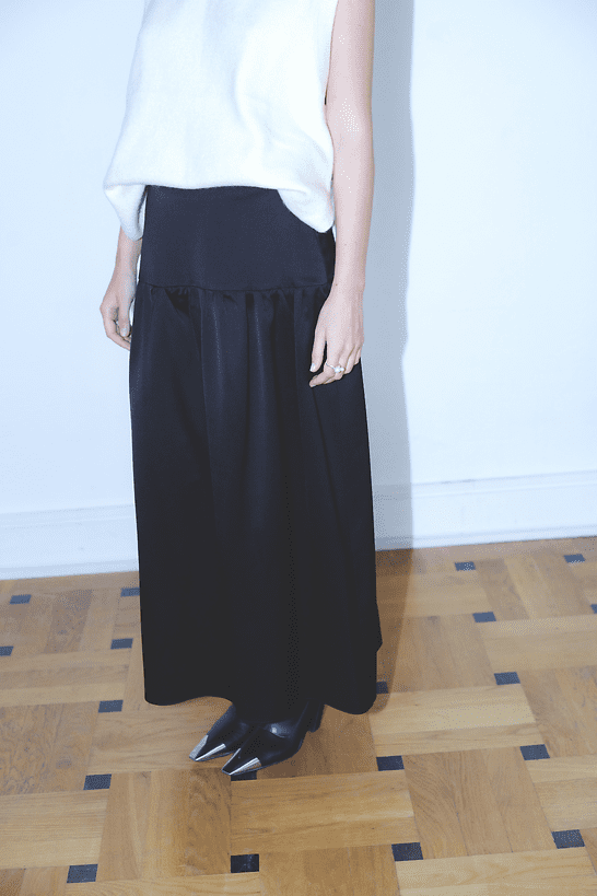 The Nila skirt is a stylish and comfortable skirt made of the highest quality alpaca.