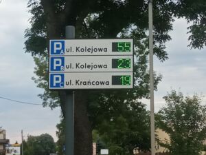 Variable message board with information about free parking spaces, located on the outskirts of the town.