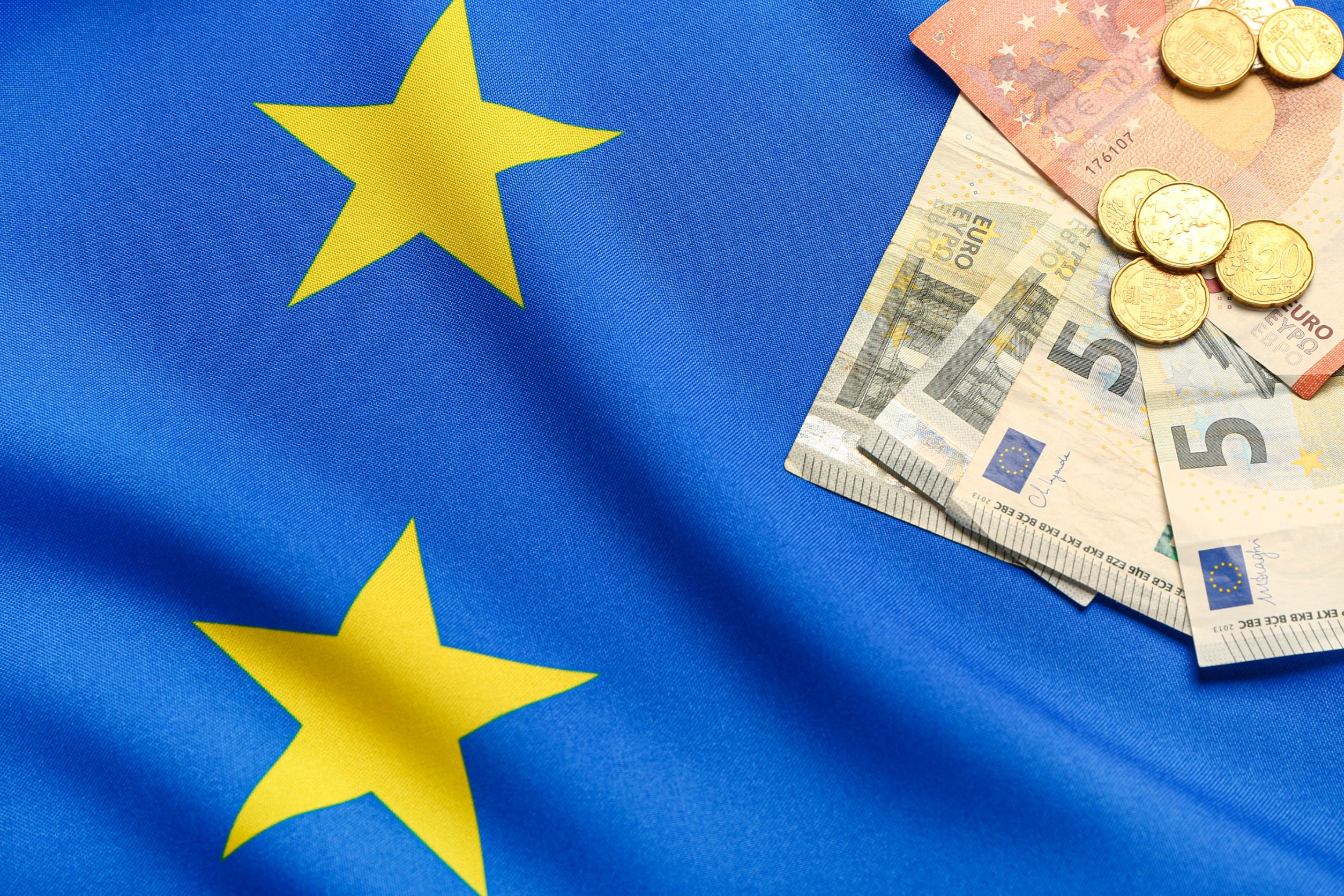 Banknoty i monety na fladze Unii Europejskiej