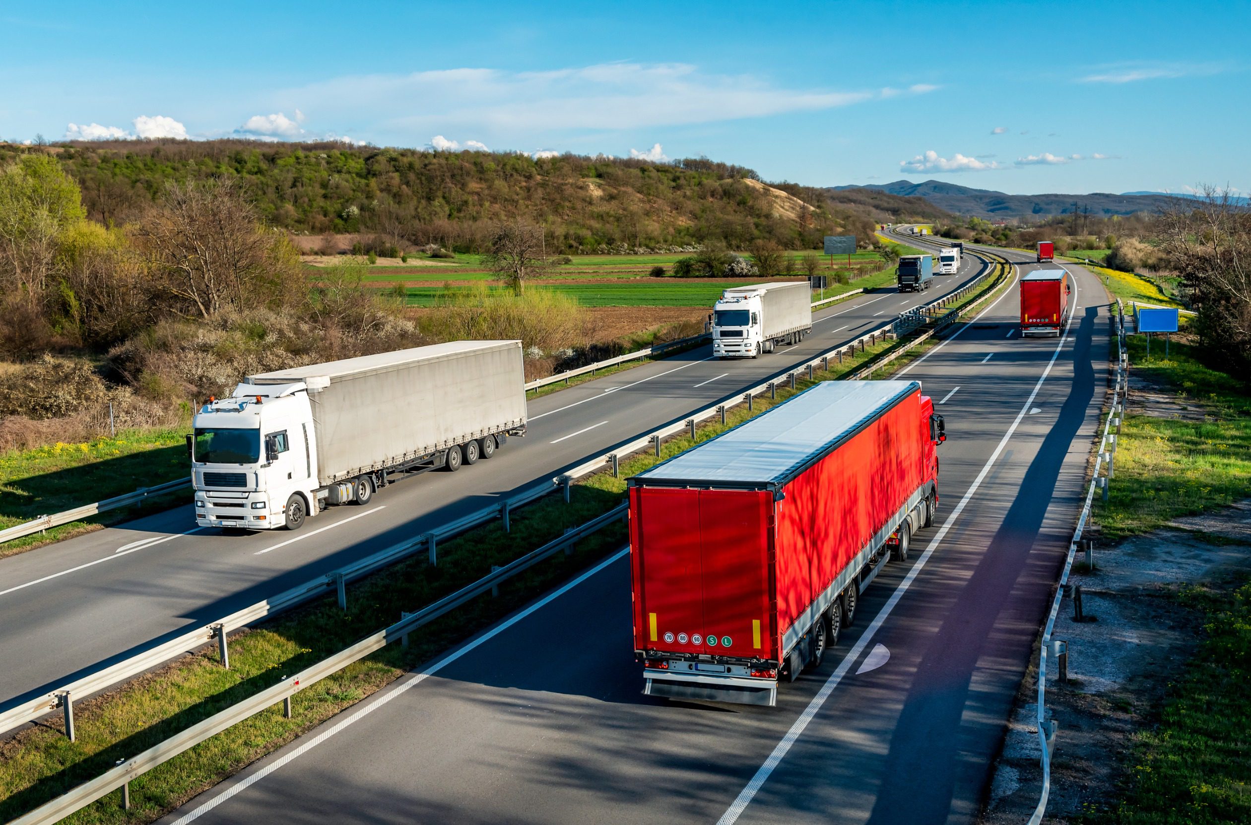 tiry jadące autostradą w obu kierunkach