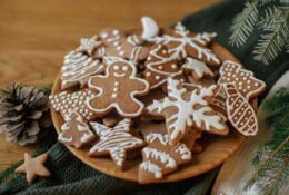 gingerbread on a plate on the Christmas table