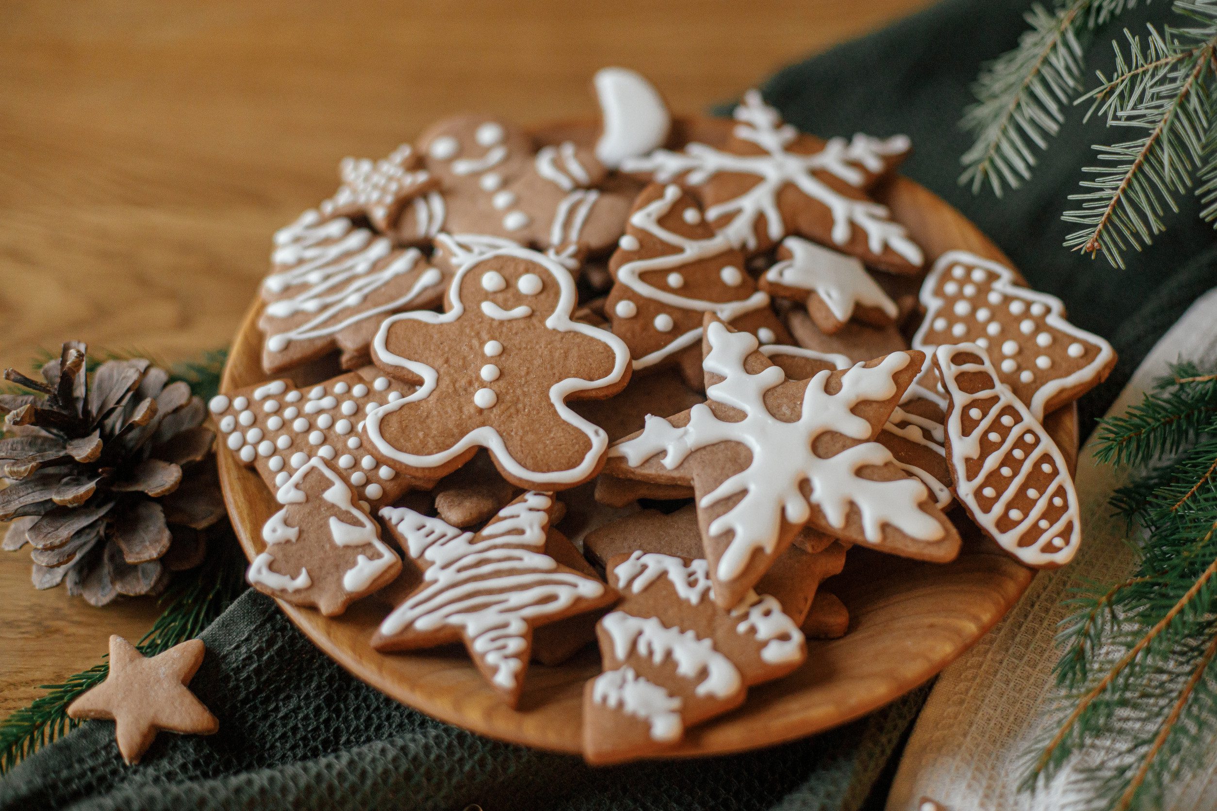 gingerbread on a plate on the Christmas table