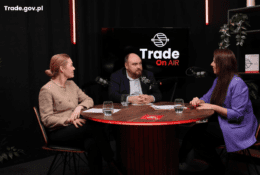 Dwie kobiety i mężczyzna w studiu podcastowym Trade ON AIR