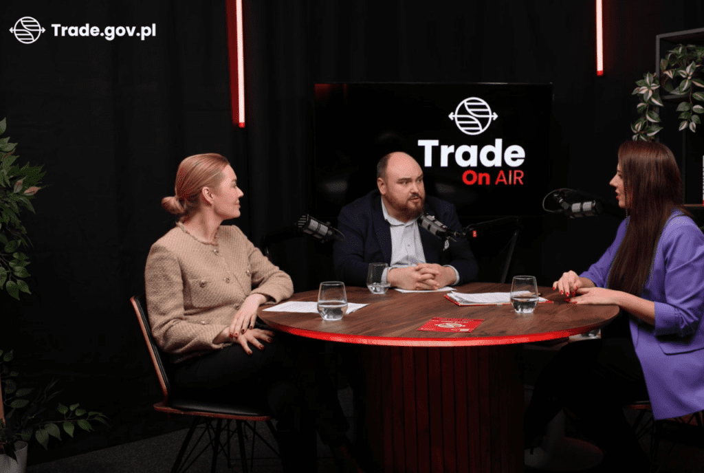 Dwie kobiety i mężczyzna w studiu podcastwoym Trade ON AIR