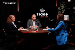 Dwie kobiety i jeden mężczyzna w studiu podcastowym TRADE ON Air