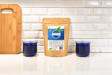 SANSEI blueberry-flavored sugar-free jelly in eco-friendly paper packaging and in its prepared form.