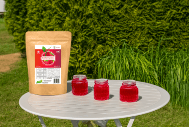 SANSEI wild strawberry sugar-free jelly in eco-friendly packaging and prepared, designed for the German market.