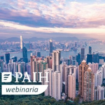 widok z góry na Honkong i napis PAIH webinaria