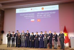 Political and business representatives of Poland and Vietnam stand on stage