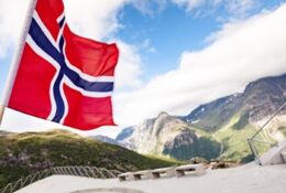 flaga Norwegii i widok na góry