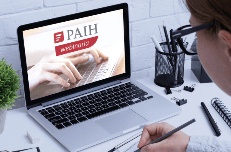 laptop z napisem webinaria PAIH