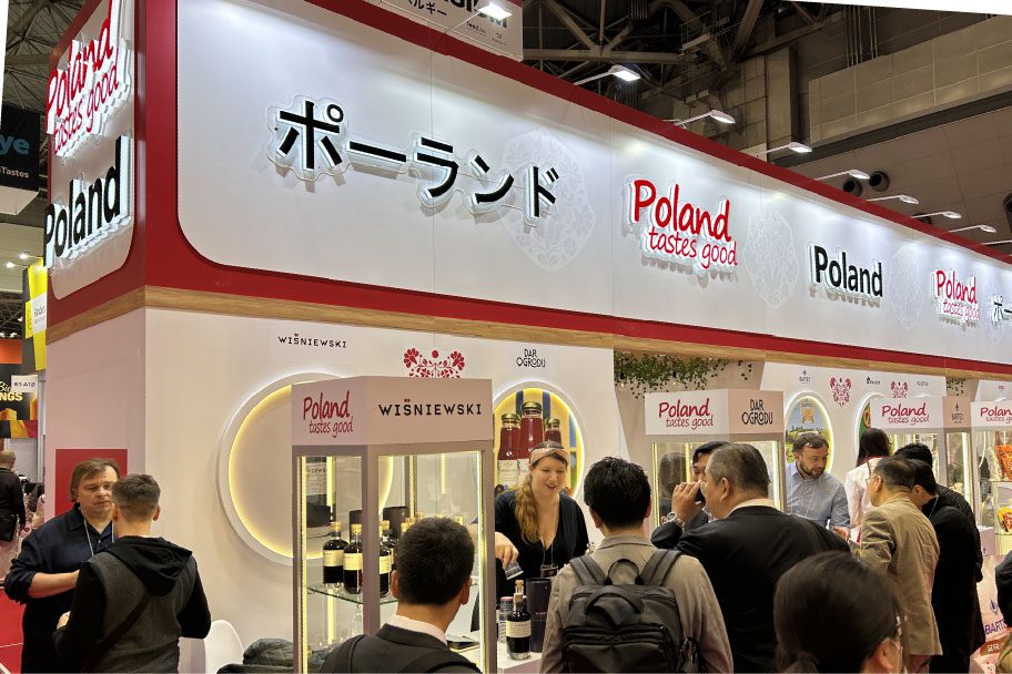 Polskie stoisko narodowe Poland tastes good podczas targów Foodex Japan w Japonii.