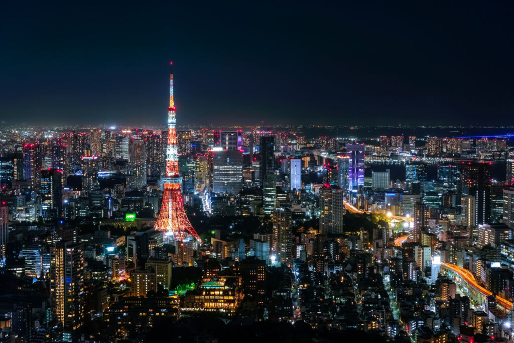 Zdjęcie ma charakter promocyjny. Zdjęcie przedstawia widok na Tokio Tower – symbol japońskiej nowoczesności i tradycji.