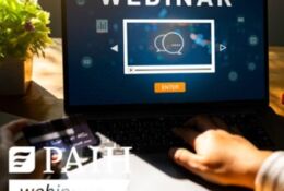 laptop i napis webinar